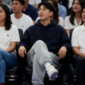 篮球比赛现场观众关注比赛比分的画面